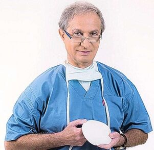 der Arzt hält das Implantat zur Brustvergrößerung